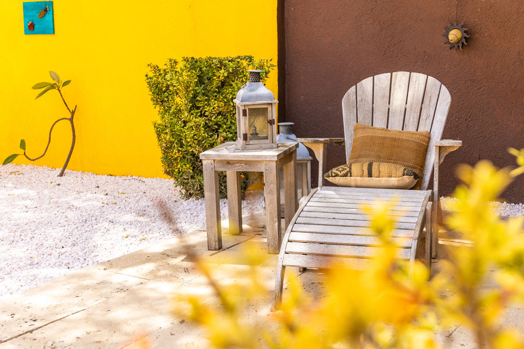 Sun lounger with lanterns in the side courtyard